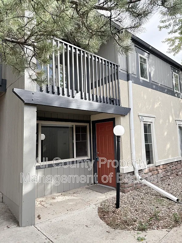 2 bed, 1.5 bath, 1044 sqft, $2,100 — Photo 1
