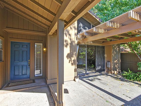 Private front courtyard