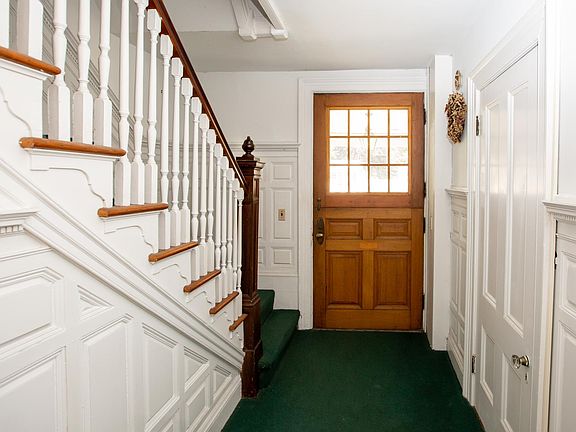 Front foyer to 1st floor unit