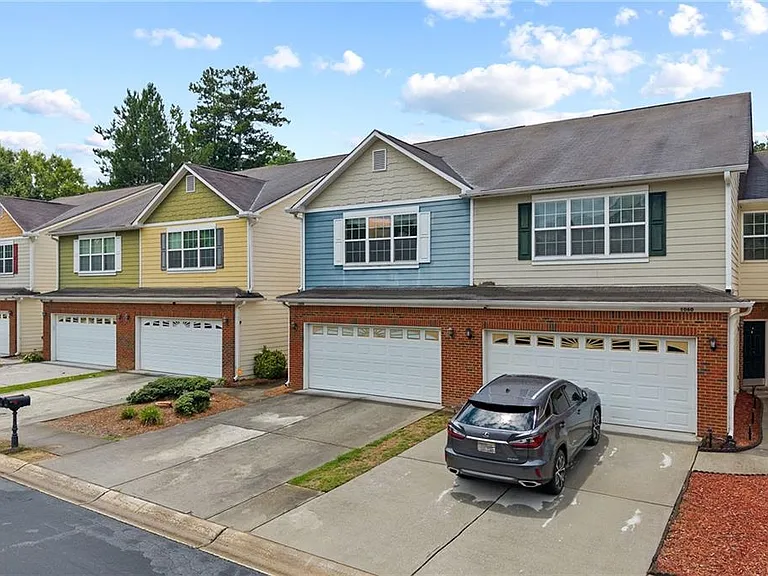 1058 Treymont Ln — Photo 3