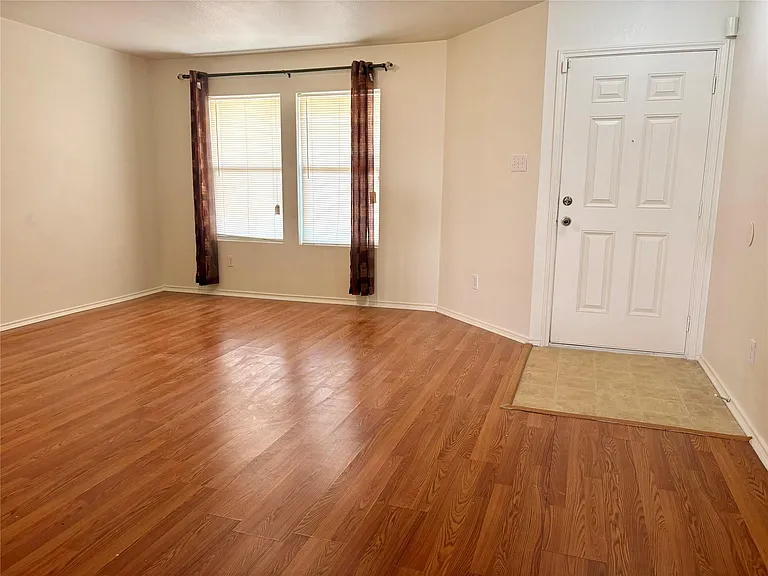 7806 Maverick Trace Ln — Photo 3