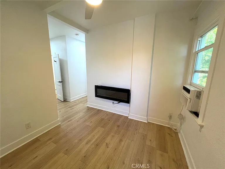 1557 W 36th Pl — Photo 15
