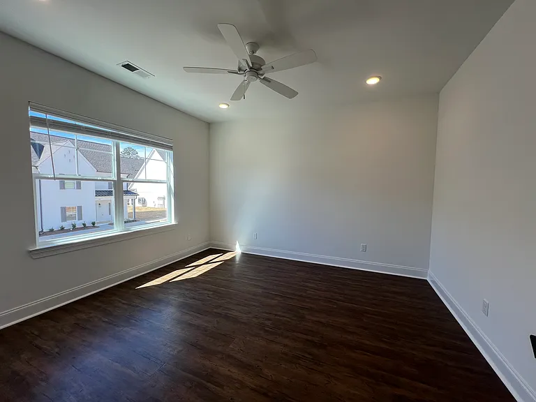 512 Rosewood Ln — Photo 3