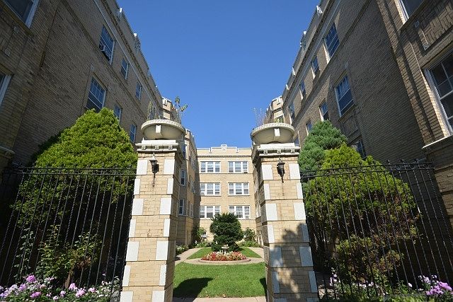 1st image of 1436 W Thorndale Ave APT 1A