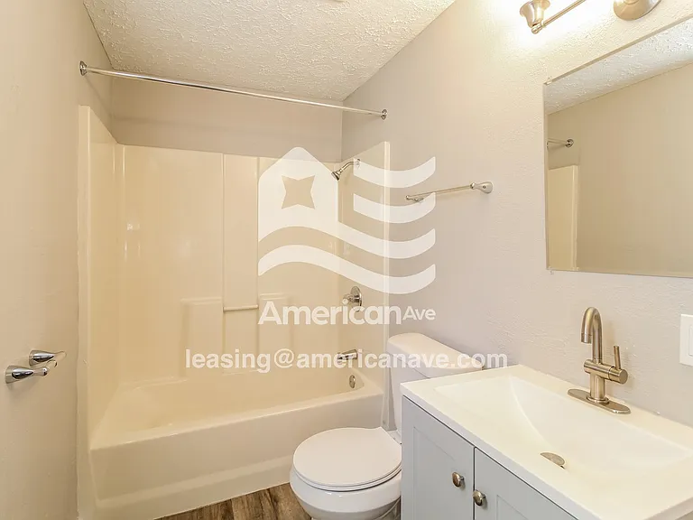 1871776_010_wm_-_main_bathroom_13585799.jpg