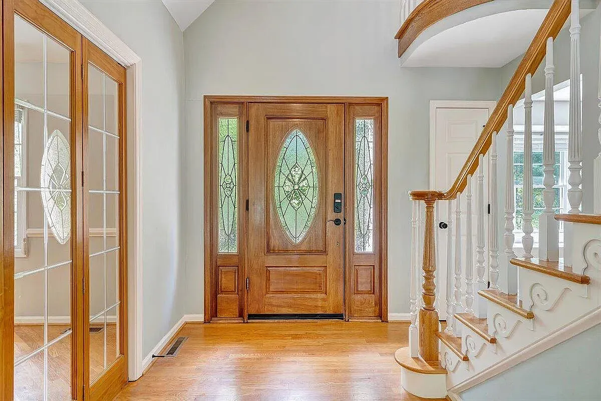 6 bed, 4.5 bath, 4519 sqft, $3,900 — Photo 2