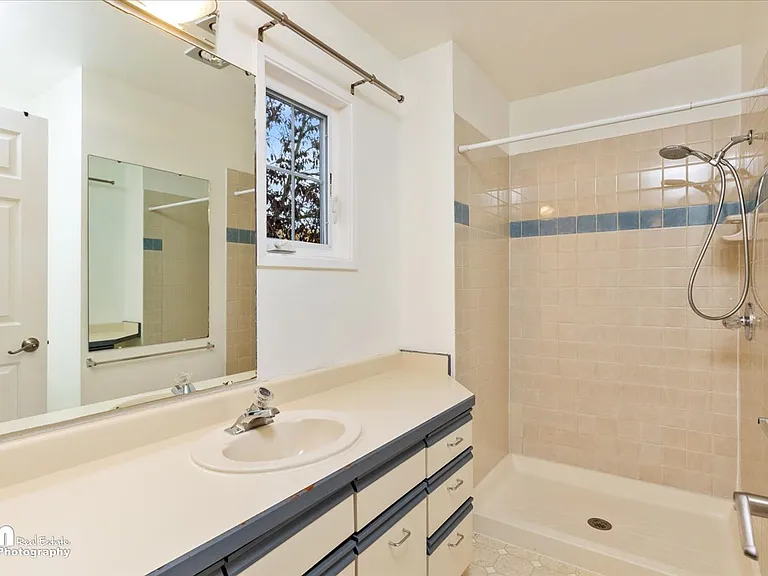 1831 Commodore Dr — Photo 8