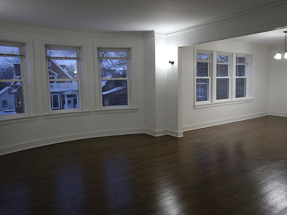 1st image of 3324 W Balmoral Ave APT 2