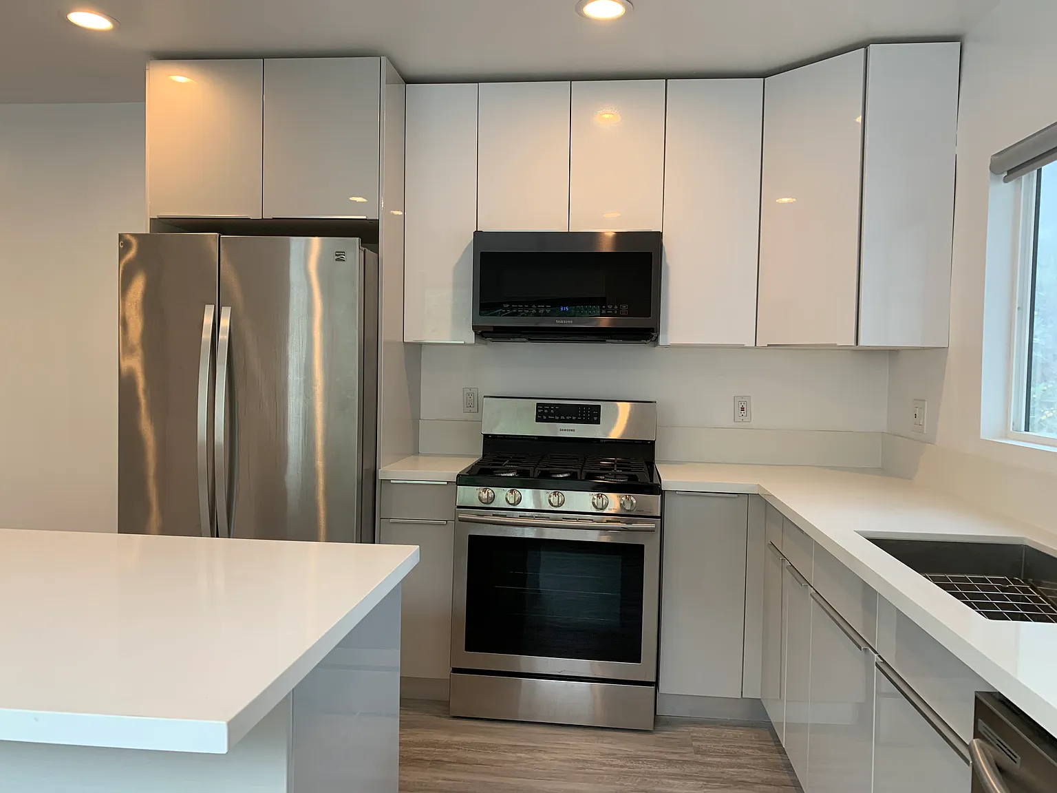 Two Bedroom w/ Appliances & Washer and Dryer | Silver Lake & Downtown LA — Photo 2