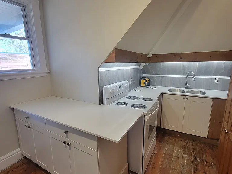 300 Princess Ave — Photo 23