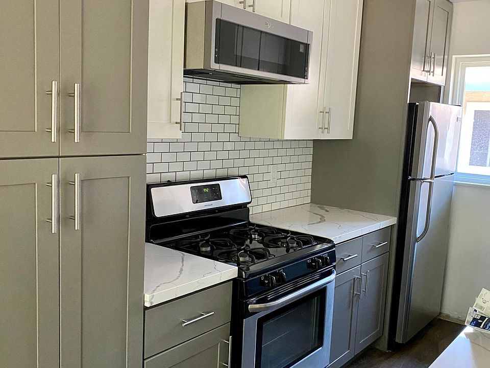GAS STOVE WITH MICROWAVE/HOOD VENED OUT