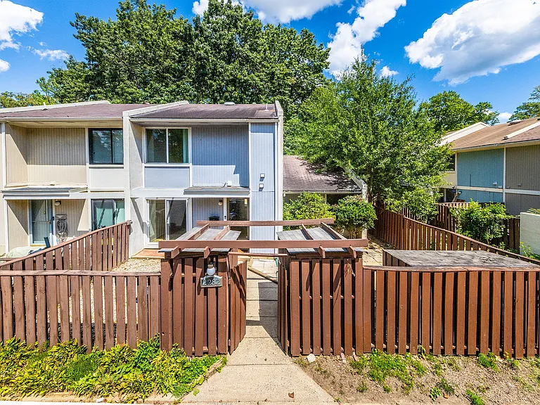 2232 Southgate Sq — Photo 4