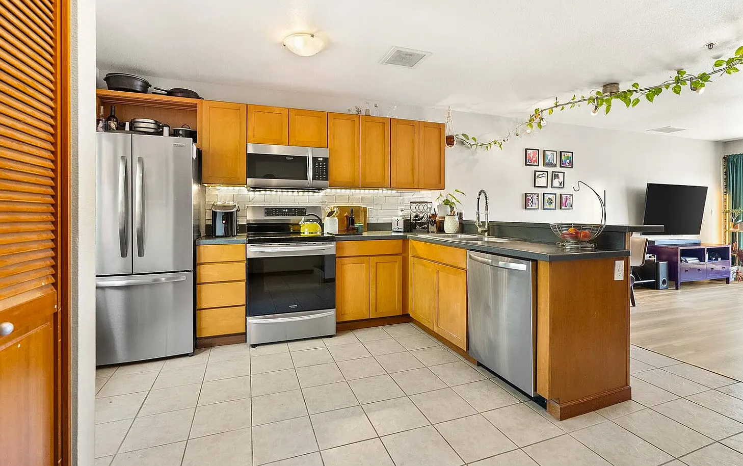 2 bed, 901 sqft, $3,000 — Photo 3