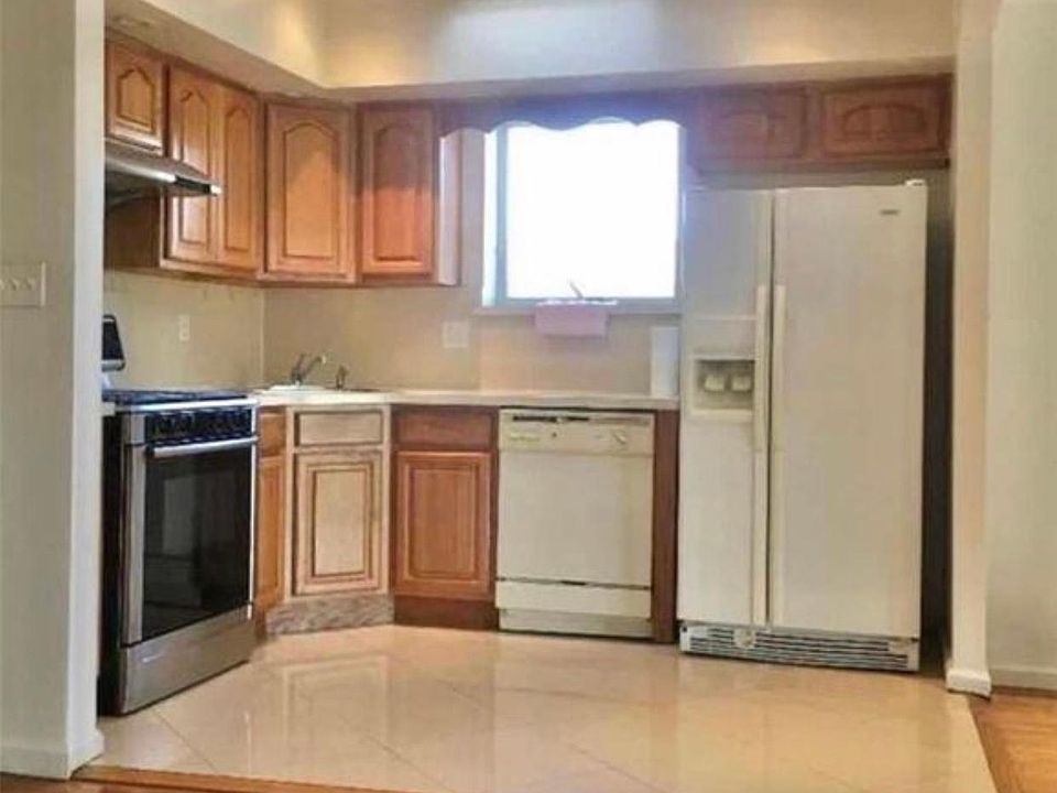 2nd image of 284 Dahlgren Pl #2