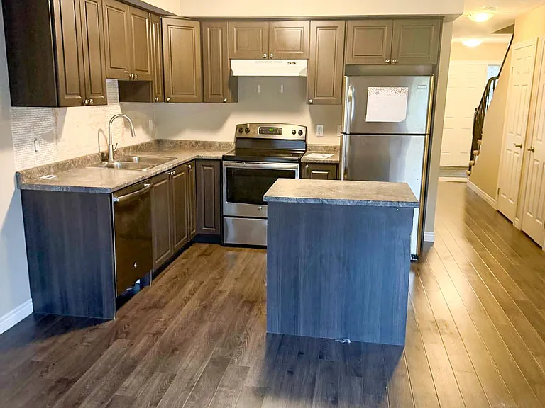 20 McConkey Cres — Photo 1
