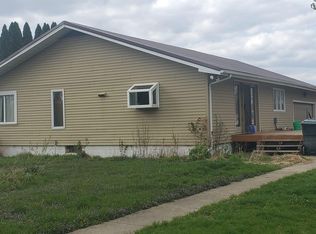 2052 Meekers Landing Rd, Oakville, IA 52646