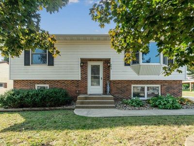 606 3rd St NW, Dyersville, IA, 52040