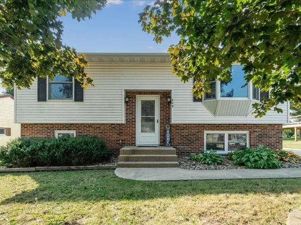 606 3rd St NW, Dyersville, IA 52040