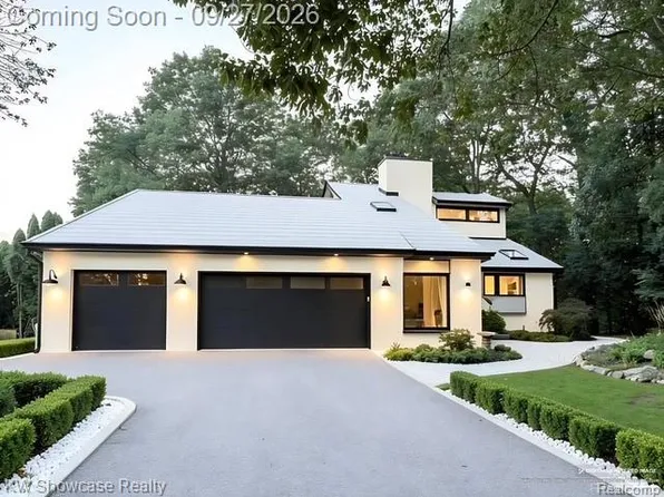 1510 Milford Hills Dr, Milford, MI 48381