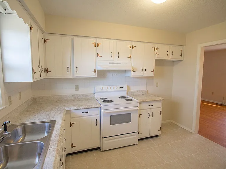 1207 White Oak Ln — Photo 4
