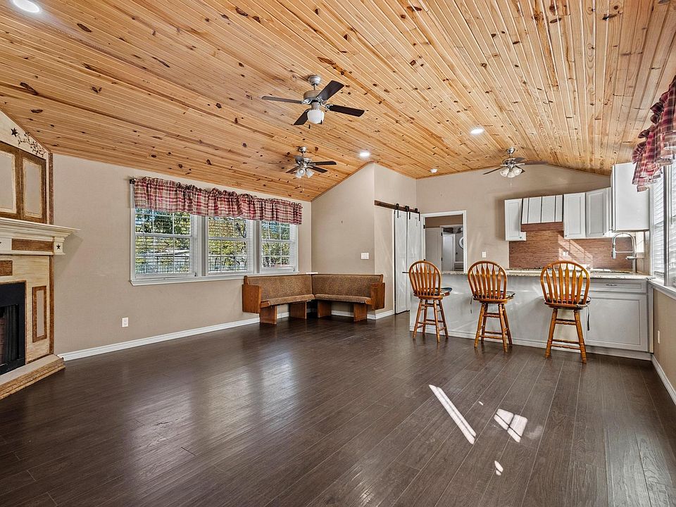 1st image of 105 Reich St