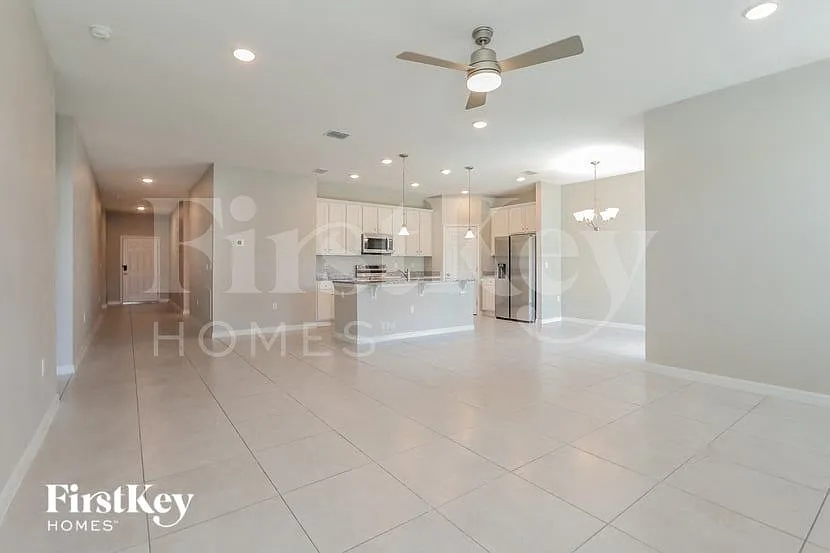 4 bed, 2.0 bath, 1839 sqft, $2,205 — Photo 3