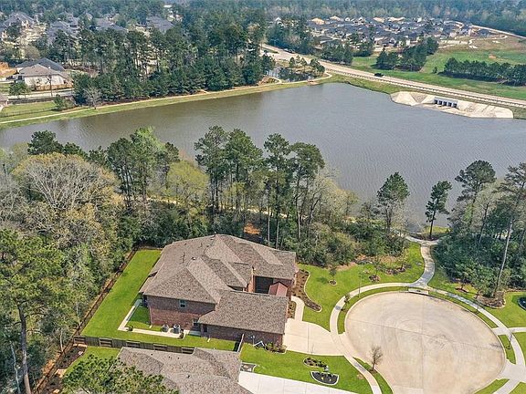 2nd image of 1002 Village Shores Ln