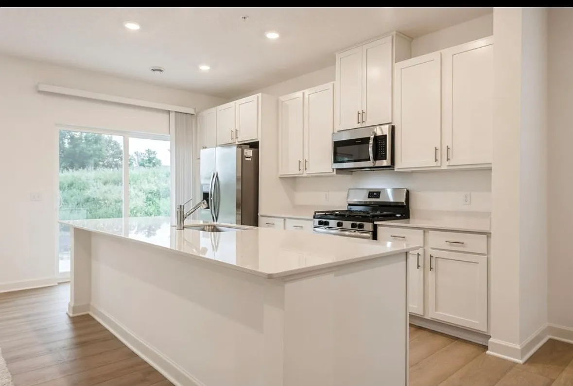 3 bed, 1777 sqft, $2,545 — Photo 2