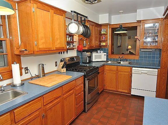Kitchen w/ss appliances