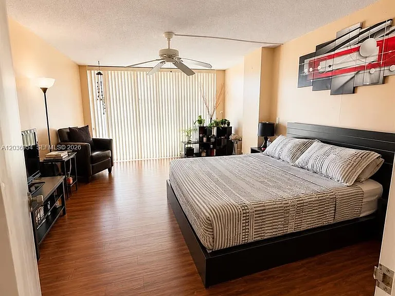 1000 Parkview Dr #505 — Photo 10