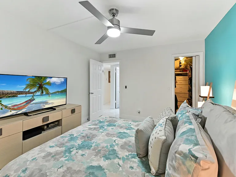 548 Burgundy St #L — Photo 15