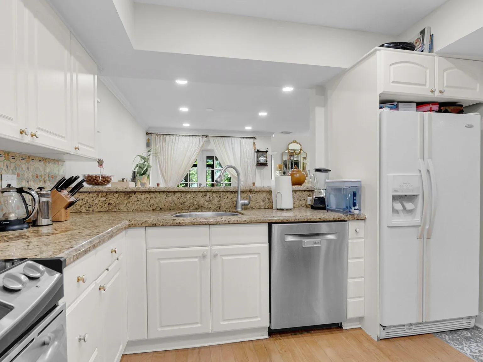 3 bed, 2105 sqft, $3,900 — Photo 2