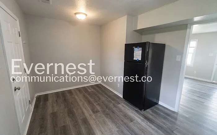 685 Valerie Ln — Photo 3