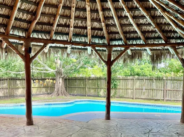 212 E Castle Harbour Dr, Friendswood, TX 77546