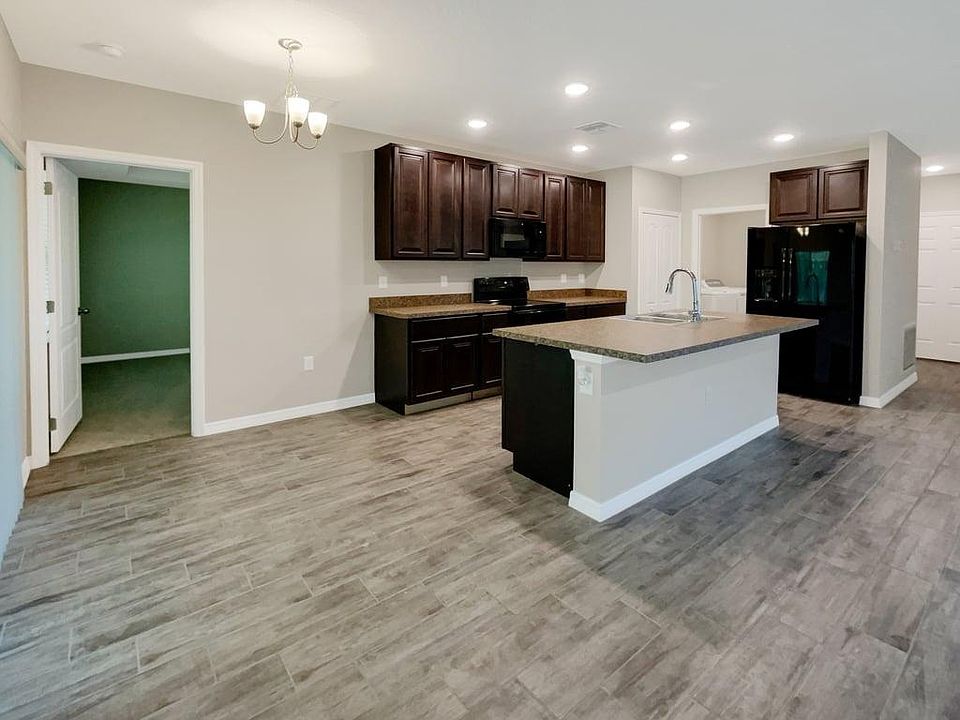 1st image of 866 Fraser Dr
