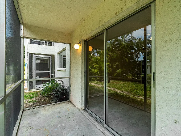 4906 Victoria Dr #103 — Photo 20