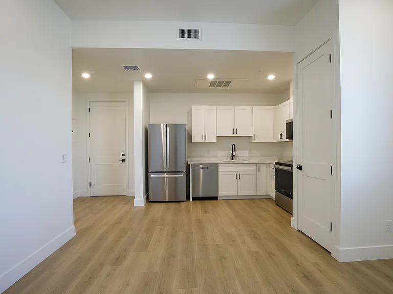 1580 W Garfield St — Photo 27