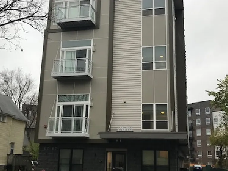 APT ON ESSEX — Photo 23