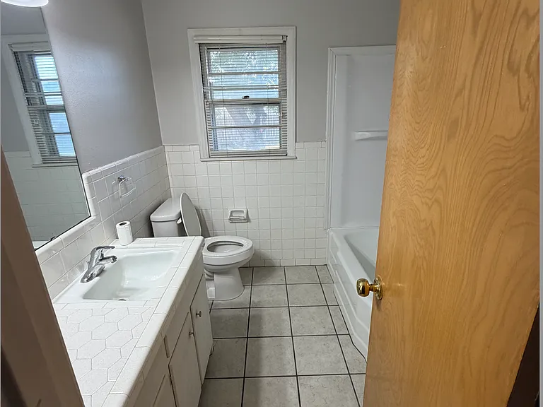 404 Holman Ln — Photo 4