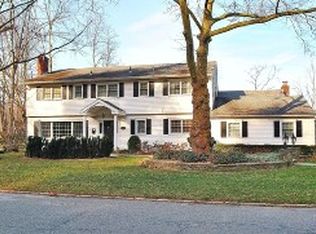 220 Chestnut Dr, Roslyn, NY 11576