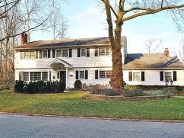 220 Chestnut Dr, Roslyn, NY 11576