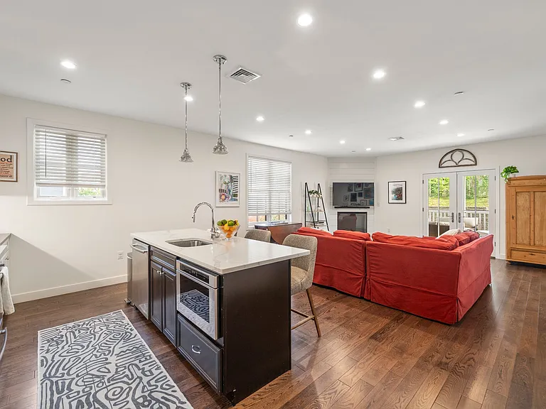 213 E Eagle St #3 — Photo 4