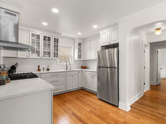 3rd image of 414 Saddle River Rd