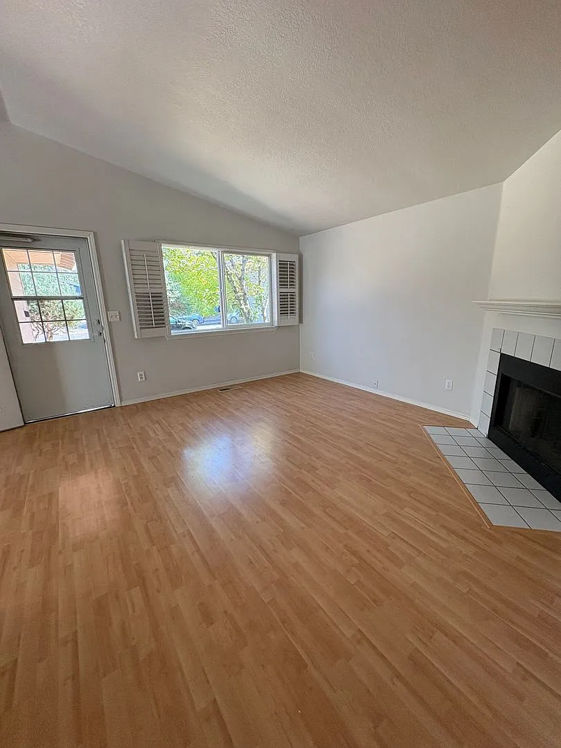3 bedroom, 2 full bath, single family home Now Available! — Photo 3