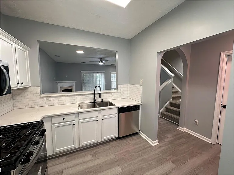 2025 Austin Park Cir — Photo 9
