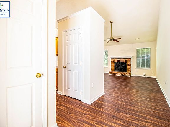 2nd image of 1105 Coachlight Cres