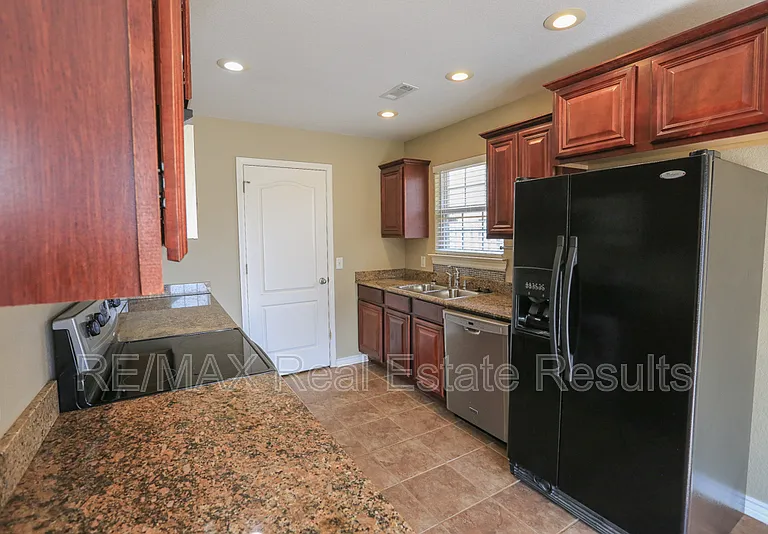 6303 S 37th St — Photo 15
