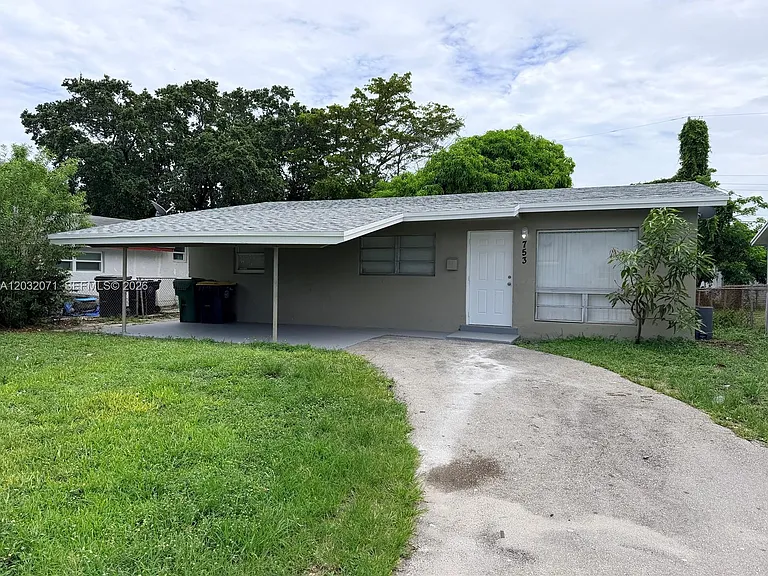 753 SW 3rd Pl — Photo 1