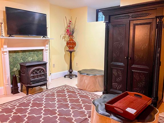 2nd image of 366 Walnut Ave #G