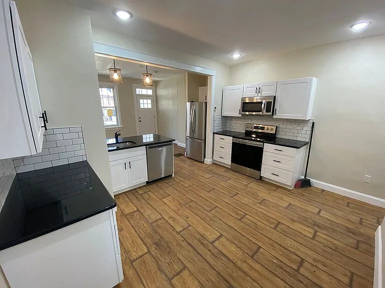 445 Manor St — Photo 5